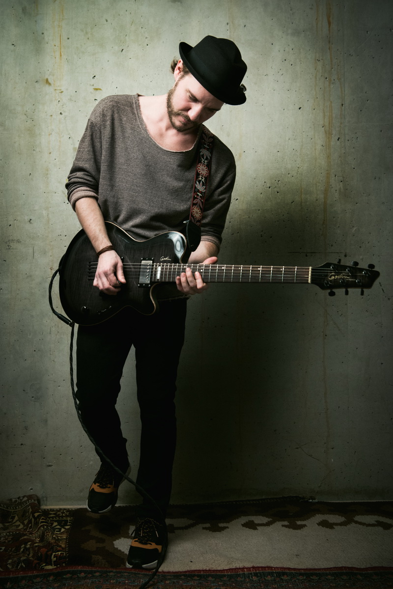 Dean Denmark mit Gitarre, 6925_farbe