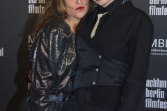 Moderatorinnen Britta Steffenhagen und Lina Eikelmann, "MAMBO MATERNICA",  Photo Call zur Premiere und Festival-Eröffnung, achtung berlin filmfestival, Colosseum, Berlin, 15.04.2026