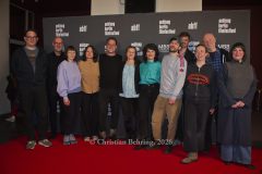 Cast & Crew mit Regisseurin Borbála Nagy und Hauptdarstellerin Vera Sipos (Bildmitte), "MAMBO MATERNICA",  Photo Call zur Premiere und Festival-Eröffnung, achtung berlin filmfestival, Colosseum, Berlin, 15.04.2026
