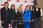 Produzent Boris Schönfelder, ?, Alice Schwarzer, Nina Gummich, Regisseurin Nicole Weegmann, Kameramann Alexander Fischerkoesen, "ALICE" (Ausstrahlung: 30.11.2022 ab 20.15 Uhr), Fototermin zur Preview des Zweiteilers über Alice Schwarzer, Delphi Filmpalast, Berlin, 16.11.2022
