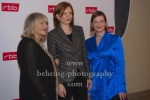Alice Schwarzer, rbb-Intendantin Dr. Katrin Vernau, Nina Gummich, "ALICE" (Ausstrahlung: 30.11.2022 ab 20.15 Uhr), Fototermin zur Preview des Zweiteilers über Alice Schwarzer, Delphi Filmpalast, Berlin, 16.11.2022