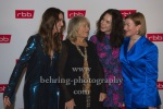 Vidina Popov, Alice Schwarzer, Katia Fellin, Nina Gummich, "ALICE" (Ausstrahlung: 30.11.2022 ab 20.15 Uhr), Fototermin zur Preview des Zweiteilers über Alice Schwarzer, Delphi Filmpalast, Berlin, 16.11.2022