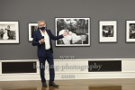 Matthias Harder vor Helmut Newtons "Elizabeth Taylor, Los Angeles, 1985", "America 1970s/80s" (09.10.20 - 16.05.21), Presserundgang mit Matthias Harder (Direktor), Helmut Newton Stiftung, Berlin, 08.10.2020 (Photo: Christian Behring)
