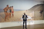 Matthias Harder vor dem Selbstportrait von Joel Meyerowitz mit seiner Familie, "America 1970s/80s" (09.10.20 - 16.05.21), Presserundgang mit Matthias Harder (Direktor), Helmut Newton Stiftung, Berlin, 08.10.2020 (Photo: Christian Behring)