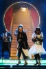 Vorne: Jacqueline Macaulay, Ivy Quainoo, dahinter: Hans-Werner Meyer, Jakob Wenig, Jonathan Walz, "BERLIN IS JA SO GROSS", Fotoprobe am 19.02.2025 im  Renaissance Theater, Berlin, Premiere: 22.02.2025