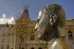 Bertold-Brecht-Denkmal, Bronze-Plastik  von Fritz Cremer, vor dem Berliner Ensemble, auf dem Bertold-Brecht-Platz, "STADTANSICHTEN", Berlin, 04.04.2020