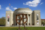 Räuberrad, Skulptur von Bert Neumann und Rainer Haussmann vor der Volksbuehne auf dem Rosa-Luxemburg-Platz, "STADTANSICHTEN", Berlin, 17.04.2020