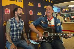 "The BossHoss - Das kleinste Konzert ihrer Bandgeschichte", Live Performance von Alec und Sascha im Burger King in der Landsberger Allee 119, Berlin, 18.06.2026