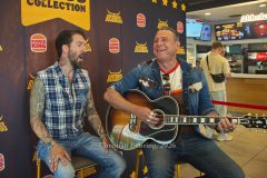 "The BossHoss - Das kleinste Konzert ihrer Bandgeschichte", Live Performance von Alec und Sascha im Burger King in der Landsberger Allee 119, Berlin, 18.06.2026