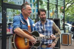 "The BossHoss - Das kleinste Konzert ihrer Bandgeschichte", Live Performance von Sascha und Alec im Burger King in der Landsberger Allee 119, Berlin, 18.06.2026