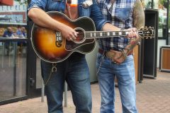 "The BossHoss - Das kleinste Konzert ihrer Bandgeschichte", Live Performance von Sascha und Alec im Burger King in der Landsberger Allee 119, Berlin, 18.06.2026