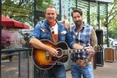 "The BossHoss - Das kleinste Konzert ihrer Bandgeschichte", Live Performance von Sascha und Alec im Burger King in der Landsberger Allee 119, Berlin, 18.06.2026