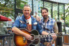 "The BossHoss - Das kleinste Konzert ihrer Bandgeschichte", Live Performance von Sascha und Alec im Burger King in der Landsberger Allee 119, Berlin, 18.06.2026
