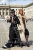 aktuelle Besetzung von CABARET – das Berlin-Musical , in Kostüm und Maske: Sally Bowles (Paulina Plucinski), der Conférencier (Florian Stanek), "CABARET - Auf den Spuren von Christpher Isherwood", am August Bebel Platz, historische Stadtrundfahrt, Berlin, 26.07.2023
