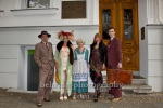 aktuelle Besetzung von CABARET – das Berlin-Musical , in Kostüm und Maske: Fräulein Schneider (Regina Lemnitz), Clifford Bradshaw (Alexander Donesch), Sally Bowles (Paulina Plucinski), Ernst Ludwig (Torsten Stoll), Fräulein Kost (Jacqueline MaCauley), "CABARET - Auf den Spuren von Christpher Isherwood", vor dem Haus Nollendorfstr. 17, historische Stadtrundfahrt, Berlin, 26.07.2023