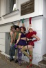 aktuelle Besetzung von CABARET – das Berlin-Musical , in Kostüm und Maske: die KitKatGirls Helga, Mausi, Lulu, Frenchie (N.N.), "CABARET - Auf den Spuren von Christpher Isherwood", vor dem Haus Nollendorfstr. 17, historische Stadtrundfahrt, Berlin, 26.07.2023