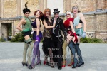 aktuelle Besetzung von CABARET – das Berlin-Musical , in Kostüm und Maske: Sally Bowles (Paulina Plucinki), der Conférencier (Florian Stanek), die KitKatGirls Helga, Mausi, Lulu, Frenchie (N.N.),  "CABARET - Auf den Spuren von Christpher Isherwood", vor dem Anhalter Bahnhof, historische Stadtrundfahrt, Berlin, 26.07.2023