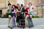 aktuelle Besetzung von CABARET – das Berlin-Musical , in Kostüm und Maske: Sally Bowles (Paulina Plucinki), der Conférencier (Florian Stanek), die KitKatGirls Helga, Mausi, Lulu, Frenchie (N.N.),  "CABARET - Auf den Spuren von Christpher Isherwood", vor dem Anhalter Bahnhof, historische Stadtrundfahrt, Berlin, 26.07.2023