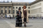 aktuelle Besetzung von CABARET – das Berlin-Musical , in Kostüm und Maske: Sally Bowles (Paulina Plucinki), der Conférencier (Oliver Stanek), "CABARET - Auf den Spuren von Christpher Isherwood", am August Bebel Platz, historische Stadtrundfahrt, Berlin, 26.07.2023