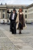 aktuelle Besetzung von CABARET – das Berlin-Musical , in Kostüm und Maske: Sally Bowles (Paulina Plucinski), der Conférencier (Florian Stanek), "CABARET - Auf den Spuren von Christpher Isherwood", am August Bebel Platz, historische Stadtrundfahrt, Berlin, 26.07.2023