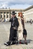 aktuelle Besetzung von CABARET – das Berlin-Musical , in Kostüm und Maske: Sally Bowles (Paulina Plucinski), der Conférencier (Florian Stanek), "CABARET - Auf den Spuren von Christpher Isherwood", am August Bebel Platz, historische Stadtrundfahrt, Berlin, 26.07.2023