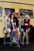 aktuelle Besetzung von CABARET – das Berlin-Musical , in Kostüm und Maske: die KitKatGirls Helga, Mausi, Lulu, Frenchie (N.N.), Fräulein Kost (Jacqueline MaCauley), "CABARET - Auf den Spuren von Christpher Isherwood", am August Bebel Platz, historische Stadtrundfahrt, Berlin, 26.07.2023