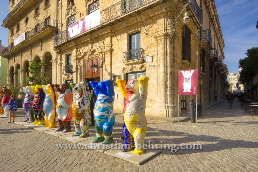 "United Buddy Bears" (gestiftet von der Deutschen Bundesregierung und VW, Jeder Baer steht fuer ein Land, mit dem Kuba diplomatische Beziehungen unterhaellt), Plaza de San Francisco de Asis, La habana vieja (Altstadt), Havanna, Cuba, 20.01.2015 [(c) Christian Behring, www.christian-behring.com]