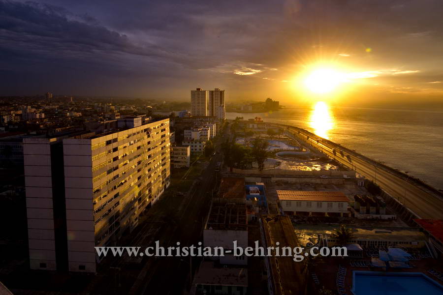 Sonnenuntergang, Blick aus dem Hotel "Rivera" auf den Malecon Richtung Westen, Havanna, Cuba, 20.01.2015 [(c) Christian Behring, www.christian-behring.com]