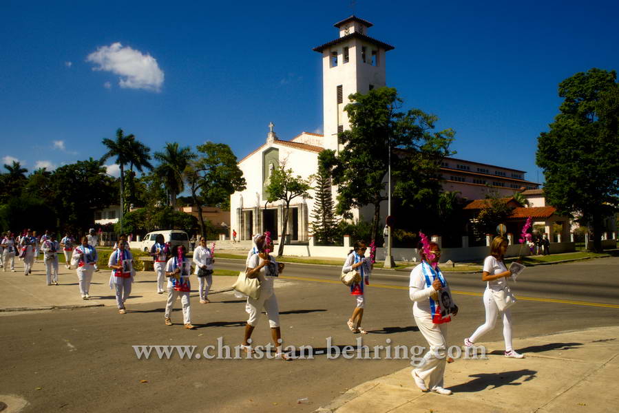 "Damas de Blanco", die Damen in Weiss (spanisch Movimiento Las Damas de Blanco “Laura Pollan”), die bekannteste kubanische Menschenrechtsorganisation, demonstrieren fuer die Freilassung politischer Gefangener, Ave 5ta, Miramar, Havanna, Cuba, 01.02.2015 [(c) Christian Behring, www.christian-behring.com]