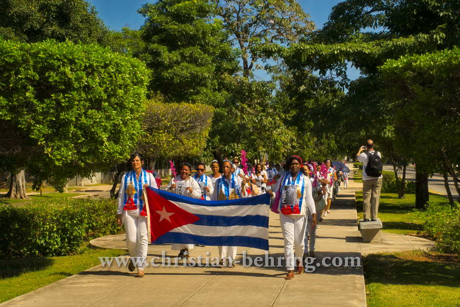 "Damas de Blanco", die Damen in Weiss (spanisch Movimiento Las Damas de Blanco “Laura Pollan”), die bekannteste kubanische Menschenrechtsorganisation, demonstrieren fuer die Freilassung politischer Gefangener, Ave 5ta, Miramar, Havanna, Cuba, 01.02.2015 [(c) Christian Behring, www.christian-behring.com]