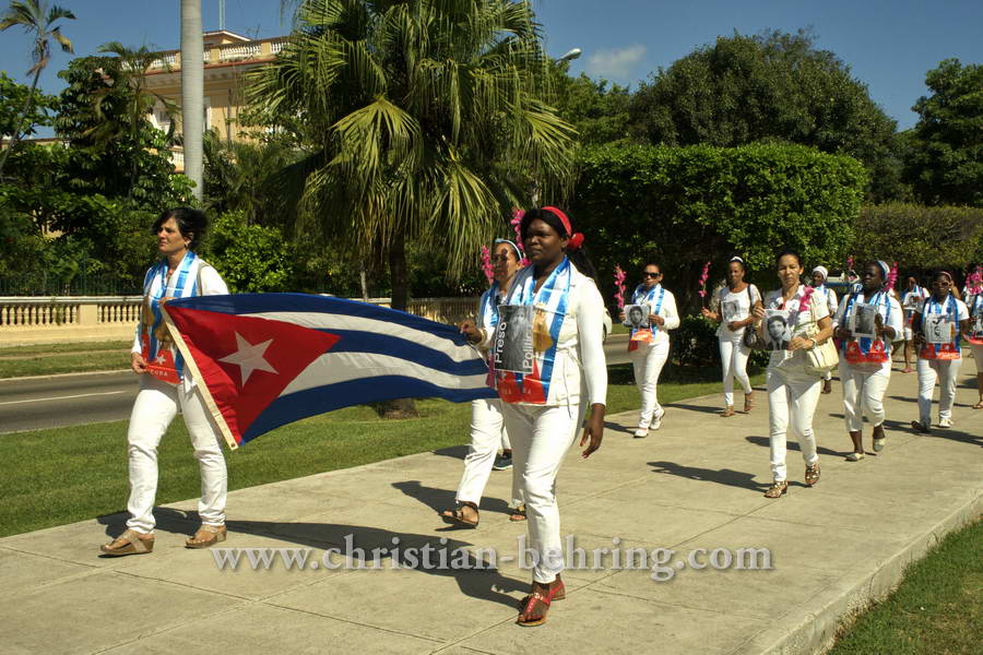 "Damas de Blanco", die Damen in Weiss (spanisch Movimiento Las Damas de Blanco “Laura Pollan”), die bekannteste kubanische Menschenrechtsorganisation, demonstrieren fuer die Freilassung politischer Gefangener, Ave 5ta, Miramar, Havanna, Cuba, 01.02.2015 [(c) Christian Behring, www.christian-behring.com]