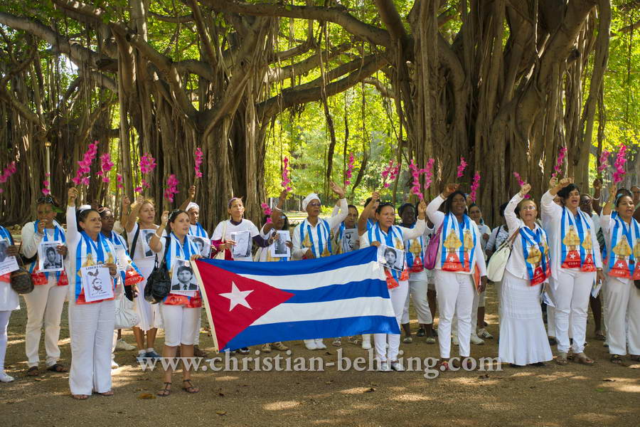 "Damas de Blanco", die Damen in Weiss (spanisch Movimiento Las Damas de Blanco “Laura Pollan”), die bekannteste kubanische Menschenrechtsorganisation, demonstrieren fuer die Freilassung politischer Gefangener, Ave 5ta, Miramar, Havanna, Cuba, 01.02.2015 [(c) Christian Behring, www.christian-behring.com]