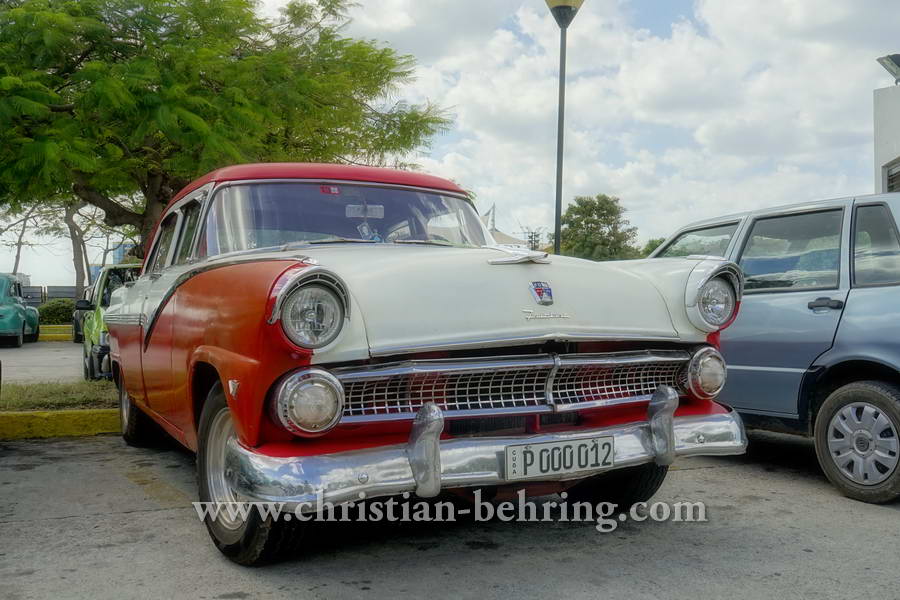 US-Oldtimer auf einem Parkplatz, Miramar, Havanna, Cuba, 01.02.2015 [(c) Christian Behring, www.christian-behring.com]