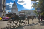 Droschke und US-Oldtimer am Parque Central mit Blick auf das Capitol, la habana vieja, Havanna, Cuba, 28.01.2015 [(c) Christian Behring, www.christian-behring.com]