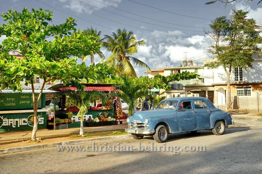 US-Oldtimer "Plymouth" vor Marktstand in der Ave 3RA / calle 42 in Miramar, Havanna, Cuba, 30.01.2015 [(c) Christian Behring, www.christian-behring.com]