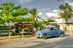 US-Oldtimer "Plymouth" vor Marktstand in der Ave 3RA / calle 42 in Miramar, Havanna, Cuba, 30.01.2015 [(c) Christian Behring, www.christian-behring.com]