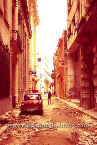 Vauxhall-Oldtimer in einer Nebenstasse des Obispo, La habana vieja, Havanna, Cuba, 31.01.2015 [(c) Christian Behring, www.christian-behring.com]
