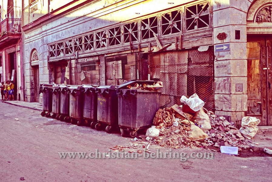 Muell und Muellcontainer in den Strasse Amargura der Altstadt, La habana vieja, Havanna, Cuba, 31.01.2015 [(c) Christian Behring, www.christian-behring.com]