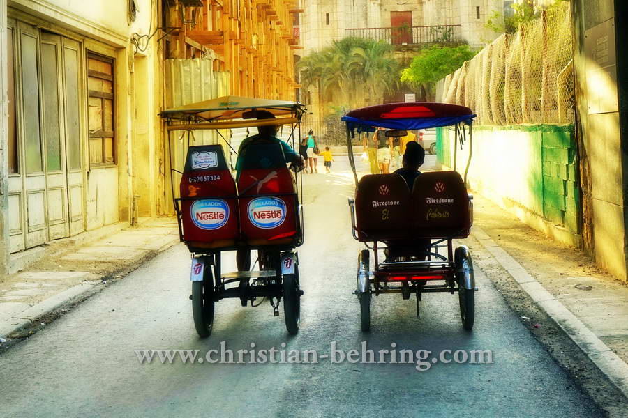 Fahrradrikschas in der Strasse BRASIL (Teniente Rey), in der Altstadt, La habana vieja, Havanna, Cuba, 31.01.2015 [(c) Christian Behring, www.christian-behring.com]
