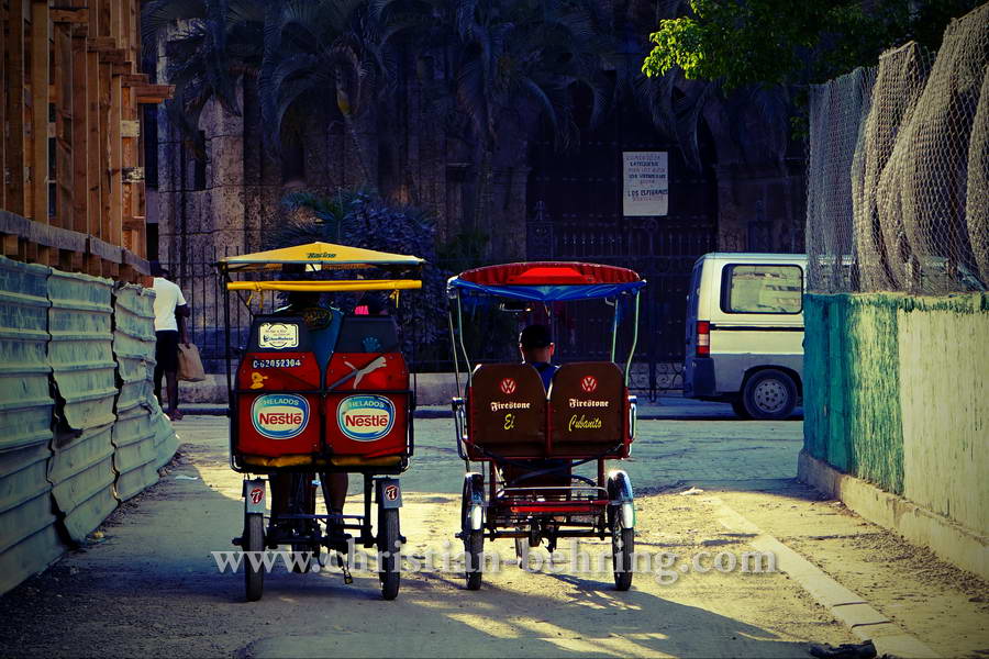 Fahrradrikschas in der Strasse BRASIL (Teniente Rey), in der Altstadt, La habana vieja, Havanna, Cuba, 31.01.2015 [(c) Christian Behring, www.christian-behring.com]