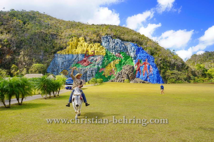Mural de la Prehistoria (Gemaelde von Leovigildo Gonzales Morillo), Valle de Vinales (das Tal von Vinales), Cuba, 21.01.2015 [(c) Christian Behring, www.christian-behring.com]