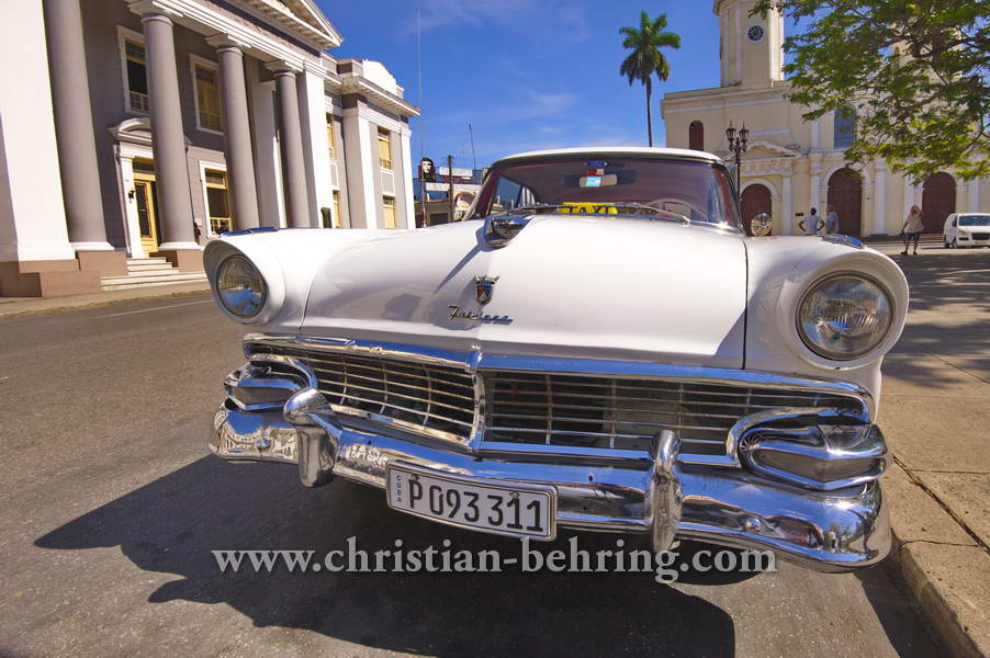 Ford Fairlane am Parque Marti, Cienfuegos, Cuba, 22.01.2015 [(c) Christian Behring, www.christian-behring.com]