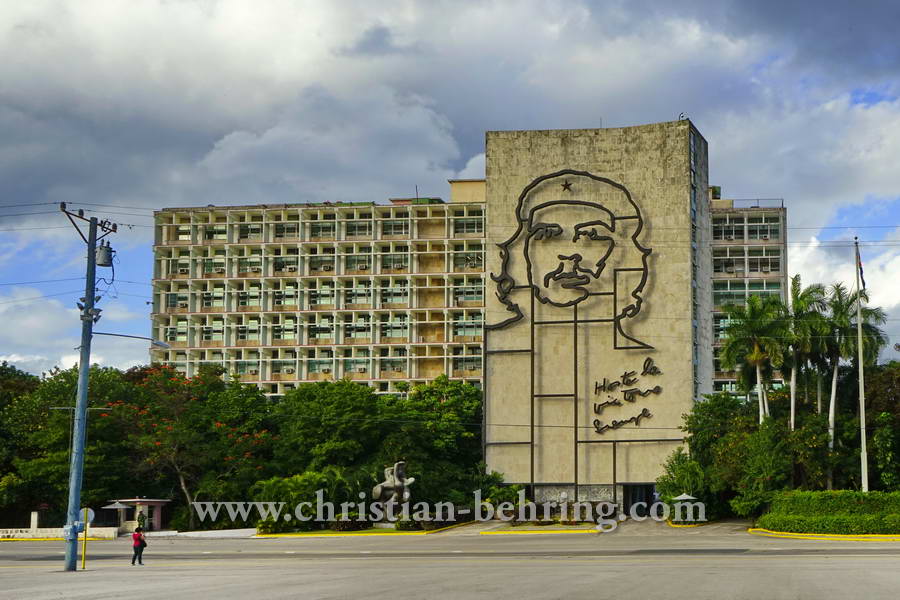Innenministerium, mit einem Bildnis von Che Guevara und dem Spruch "Hasta la Victoria Siempre" (immer bis zum Sieg) , Plaza de la Revolucion, Havanna, Cuba, 26.01.2015 [(c) Christian Behring, www.christian-behring.com]