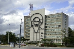 Informationsministerium, mit Bildnis von Camilo Cienfuegos und dem Zitat "Vas bien Fidel" (Fidel, du gehst recht/ machst es richtig) , Plaza de la Revolucion, Havanna, Cuba, 26.01.2015 [(c) Christian Behring, www.christian-behring.com]