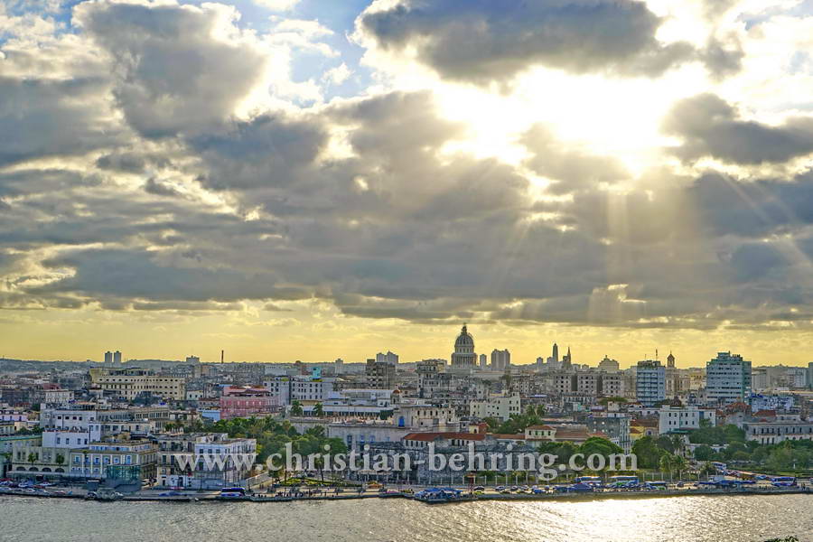 Blick ueber die Hafenbucht von Havanna auf die Altstadt La Habana Vieja, Havanna, Cuba, 27.01.2015 [(c) Christian Behring, www.christian-behring.com]