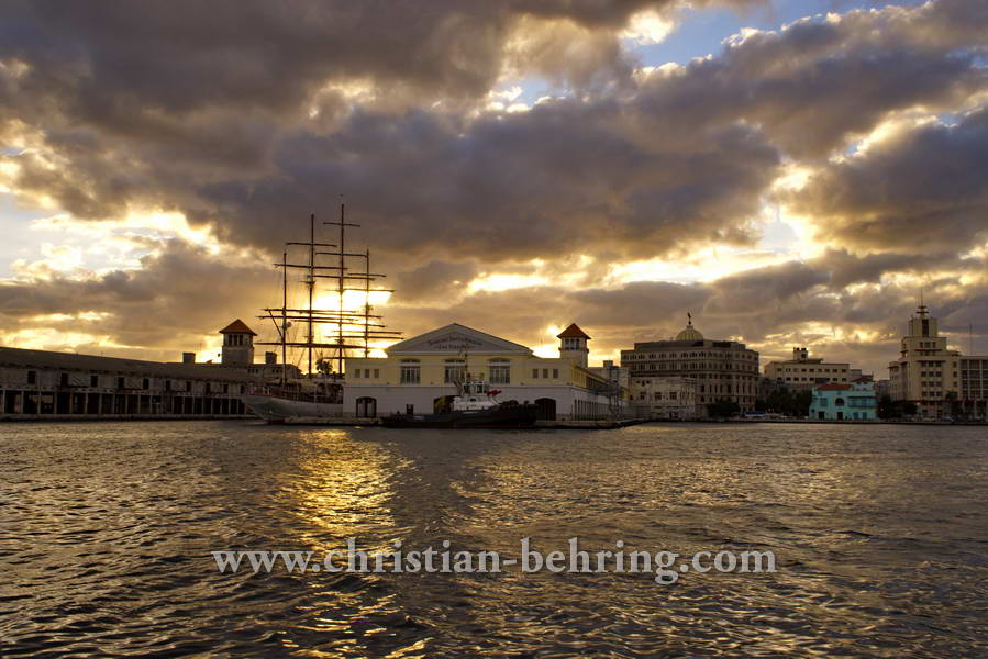 Blick ueber die Hafenbucht von Havanna, Hafen-terminal Sierra Maestra mit Windjammer "Sea Cloud" und auf die Altstadt La Habana Vieja, Havanna, Cuba, 27.01.2015 [(c) Christian Behring, www.christian-behring.com]