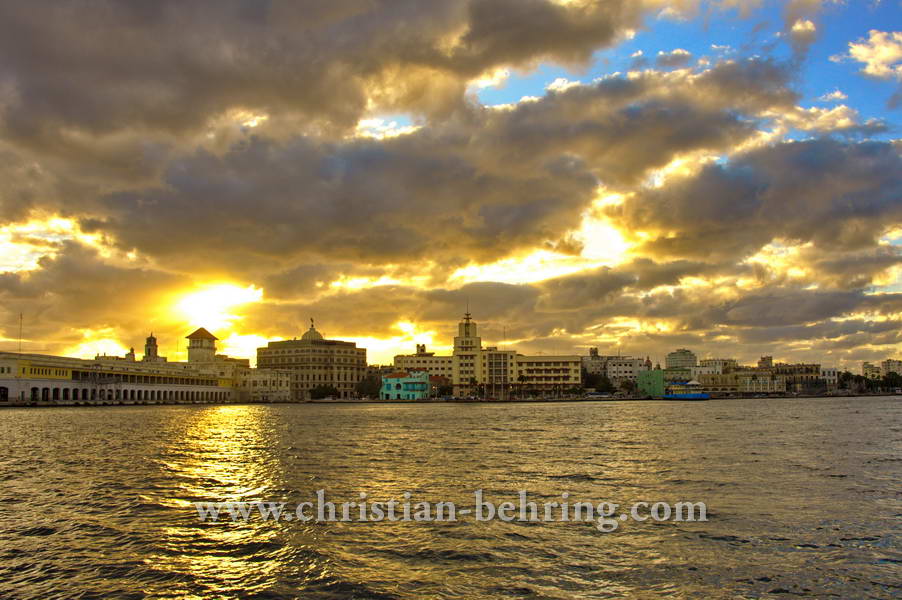 Blick ueber die Hafenbucht von Havanna, auf die Terminals und auf die Altstadt La Habana Vieja, Havanna, Cuba, 27.01.2015 [(c) Christian Behring, www.christian-behring.com]