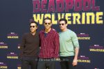 Shawn Levy (Regisseur), die Darsteller Ryan Reynolds, Hugh Jackman, "DEADPOOL & WOLVERINE" (Kinostart: 24.07.2024), Rot-Gelber Teppich beim Fan-Event auf dem Uber Platz in Berlin, 07.07.2024