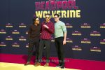 Shawn Levy (Regisseur), die Darsteller Ryan Reynolds, Hugh Jackman, "DEADPOOL & WOLVERINE" (Kinostart: 24.07.2024), Rot-Gelber Teppich beim Fan-Event auf dem Uber Platz in Berlin, 07.07.2024