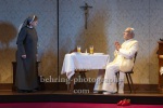 Walter Kreye (Papst Benedikt XVI), Imogen Kogge (Schwester Brigitta),  "Die Zwei Päpste", Fotoprobe am 28.03.2022 im Renaissance Theater, Premiere am 02.04.2022